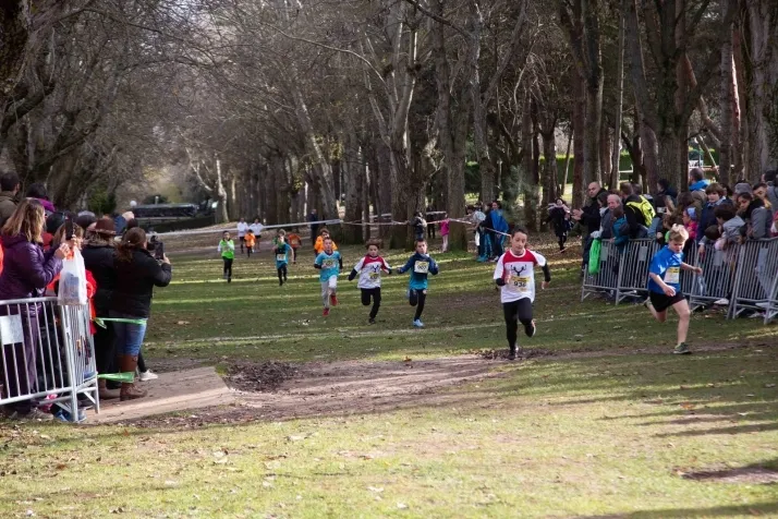 Im&aacute;genes: cientos de escolares en el cross Alameda de Cervantes