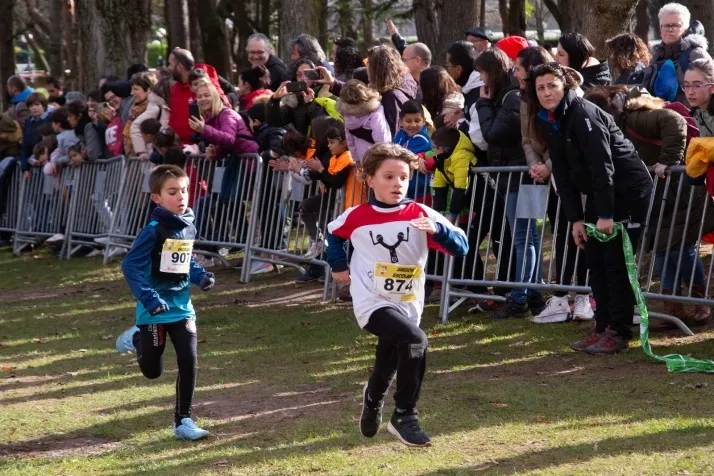 Im&aacute;genes: cientos de escolares en el cross Alameda de Cervantes