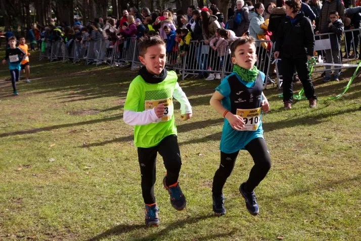 Im&aacute;genes: cientos de escolares en el cross Alameda de Cervantes