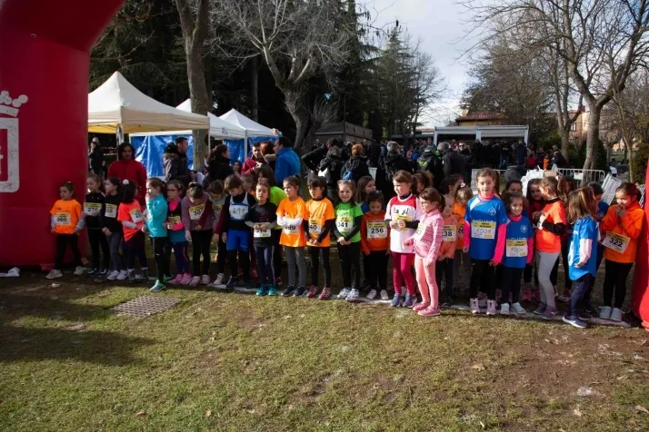 Im&aacute;genes: cientos de escolares en el cross Alameda de Cervantes