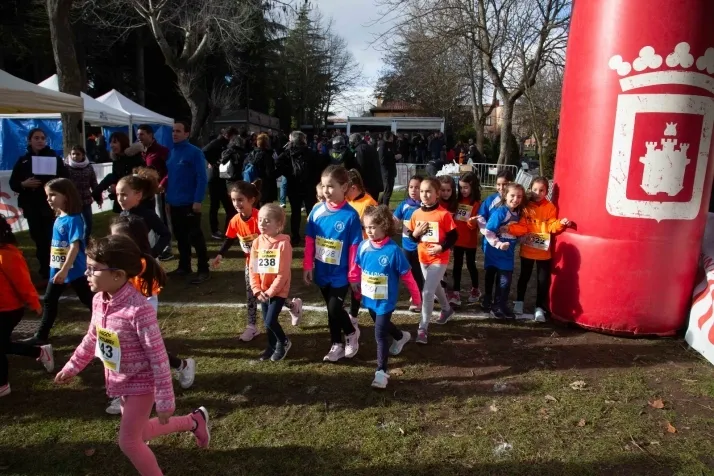 Im&aacute;genes: cientos de escolares en el cross Alameda de Cervantes