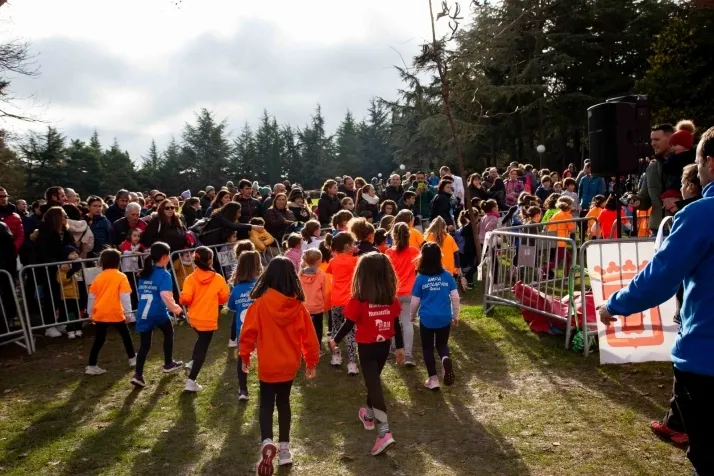 Im&aacute;genes: cientos de escolares en el cross Alameda de Cervantes