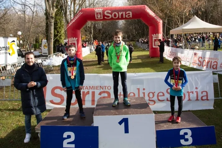 Im&aacute;genes: cientos de escolares en el cross Alameda de Cervantes