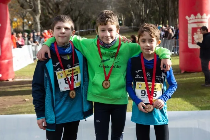 Im&aacute;genes: cientos de escolares en el cross Alameda de Cervantes