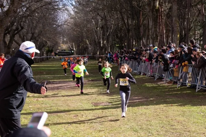 Im&aacute;genes: cientos de escolares en el cross Alameda de Cervantes