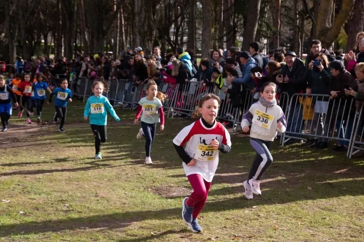 Im&aacute;genes: cientos de escolares en el cross Alameda de Cervantes