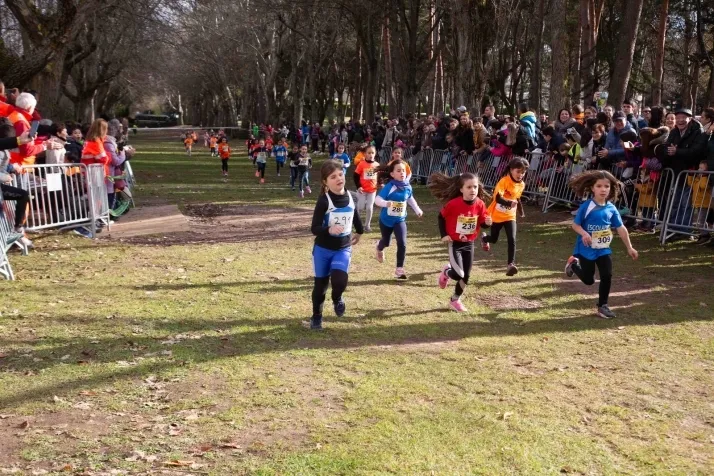 Im&aacute;genes: cientos de escolares en el cross Alameda de Cervantes
