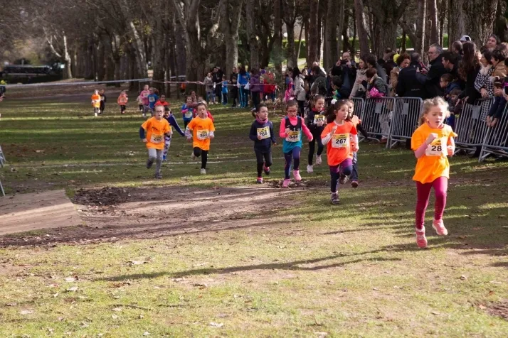 Im&aacute;genes: cientos de escolares en el cross Alameda de Cervantes