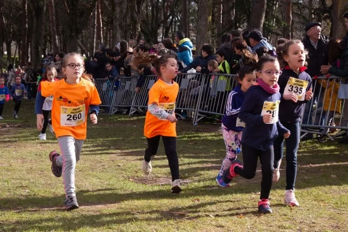 Im&aacute;genes: cientos de escolares en el cross Alameda de Cervantes
