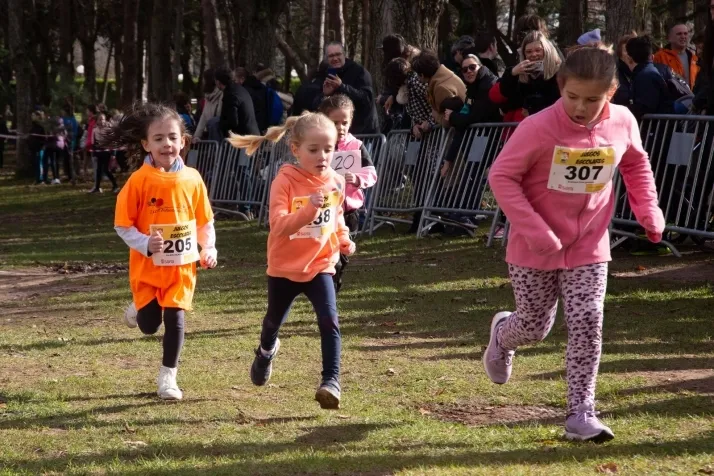 Im&aacute;genes: cientos de escolares en el cross Alameda de Cervantes