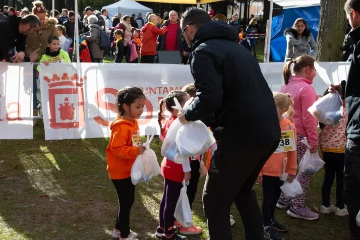 Im&aacute;genes: cientos de escolares en el cross Alameda de Cervantes