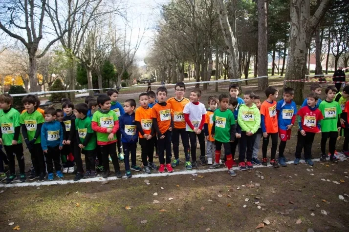 Im&aacute;genes: cientos de escolares en el cross Alameda de Cervantes