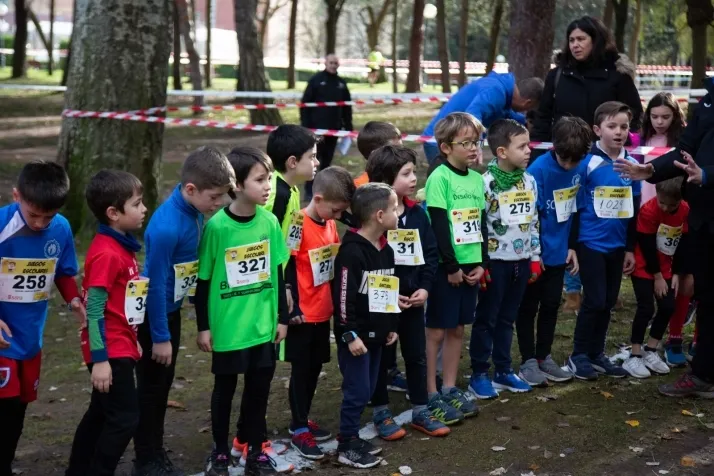 Im&aacute;genes: cientos de escolares en el cross Alameda de Cervantes