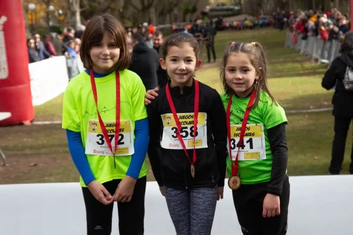 Im&aacute;genes: cientos de escolares en el cross Alameda de Cervantes