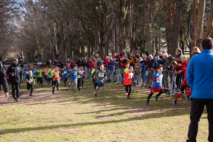 Im&aacute;genes: cientos de escolares en el cross Alameda de Cervantes