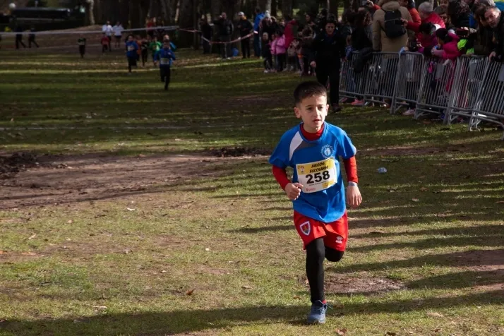 Im&aacute;genes: cientos de escolares en el cross Alameda de Cervantes