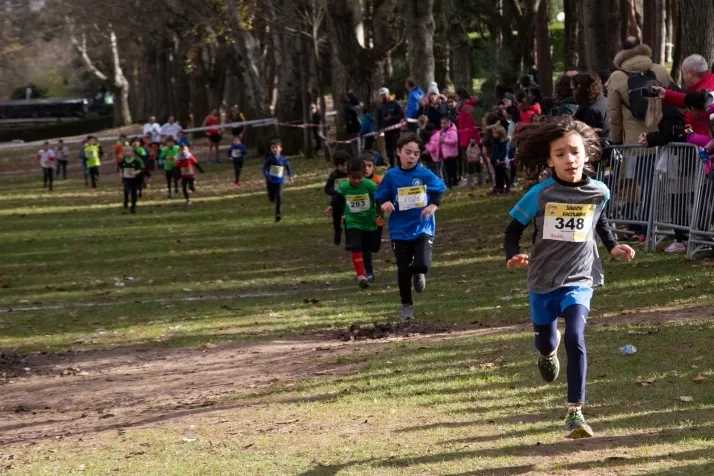 Im&aacute;genes: cientos de escolares en el cross Alameda de Cervantes