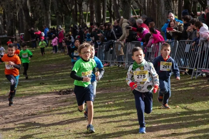 Im&aacute;genes: cientos de escolares en el cross Alameda de Cervantes