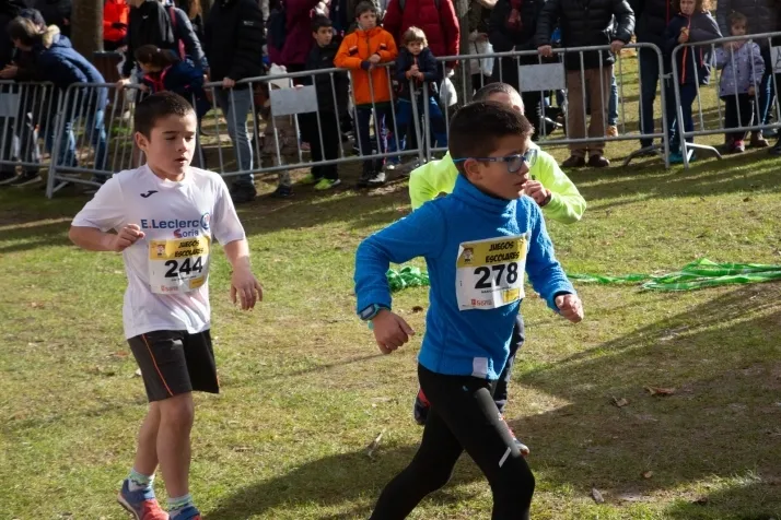 Im&aacute;genes: cientos de escolares en el cross Alameda de Cervantes