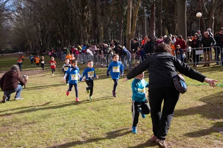 Im&aacute;genes: cientos de escolares en el cross Alameda de Cervantes