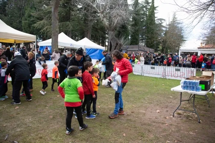 Im&aacute;genes: cientos de escolares en el cross Alameda de Cervantes