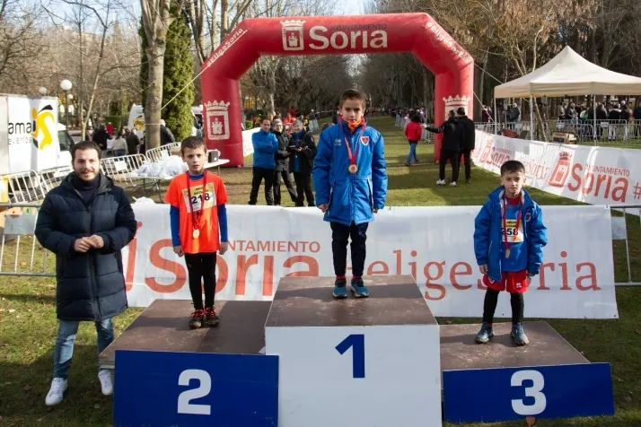 Im&aacute;genes: cientos de escolares en el cross Alameda de Cervantes