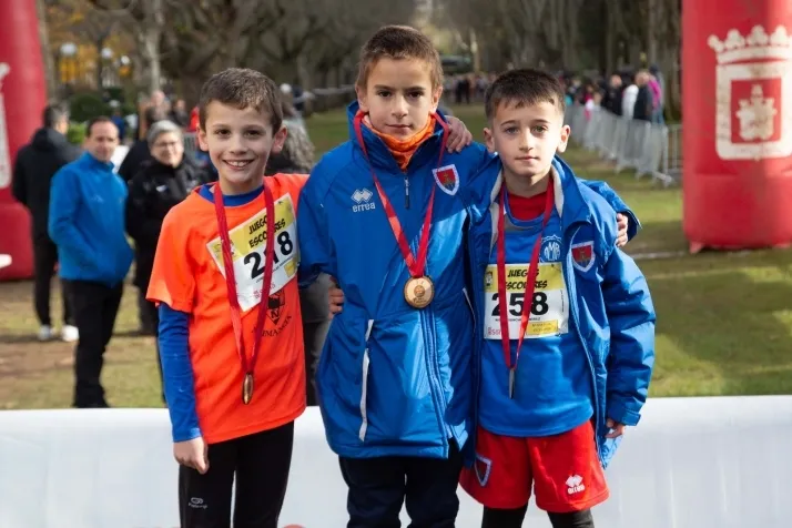 Im&aacute;genes: cientos de escolares en el cross Alameda de Cervantes
