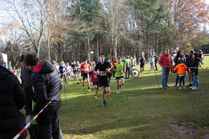 Im&aacute;genes: cientos de escolares en el cross Alameda de Cervantes
