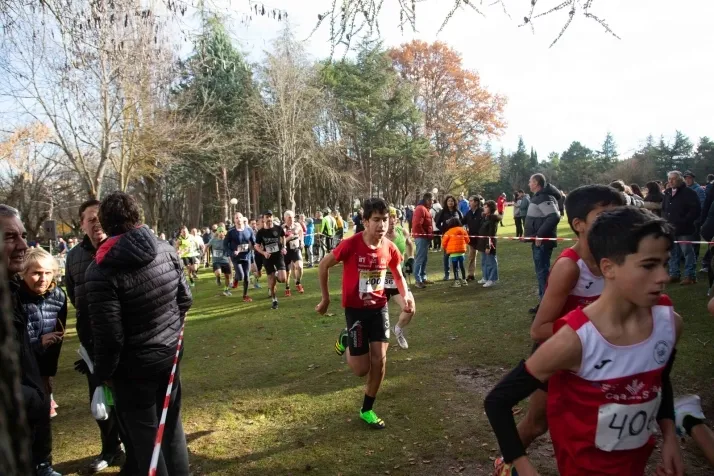 Im&aacute;genes: cientos de escolares en el cross Alameda de Cervantes