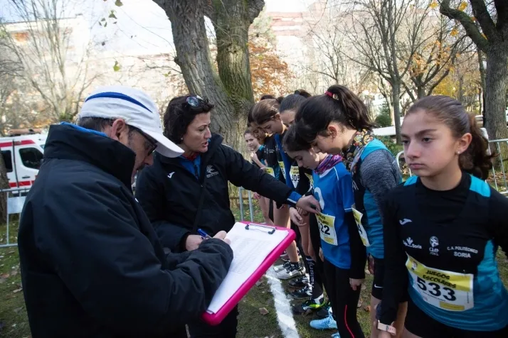 Im&aacute;genes: cientos de escolares en el cross Alameda de Cervantes