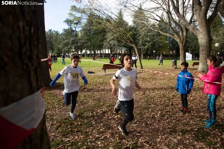 Im&aacute;genes: cientos de escolares en el cross Alameda de Cervantes