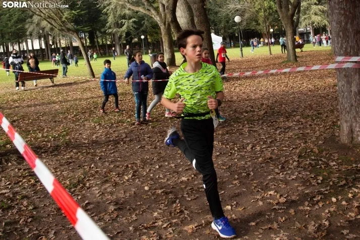 Im&aacute;genes: cientos de escolares en el cross Alameda de Cervantes