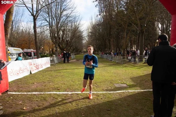 Im&aacute;genes: cientos de escolares en el cross Alameda de Cervantes