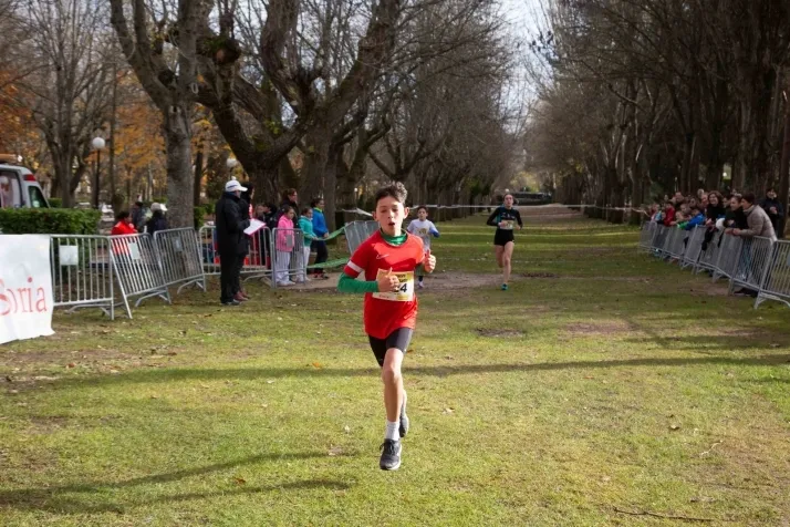 Im&aacute;genes: cientos de escolares en el cross Alameda de Cervantes