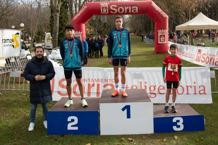 Im&aacute;genes: cientos de escolares en el cross Alameda de Cervantes
