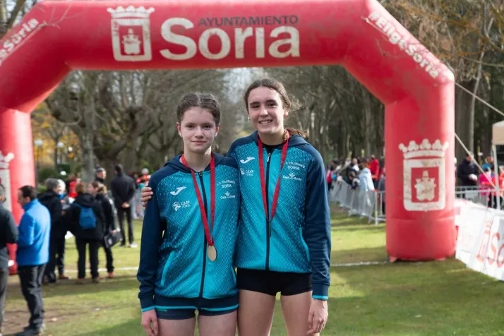 Im&aacute;genes: cientos de escolares en el cross Alameda de Cervantes