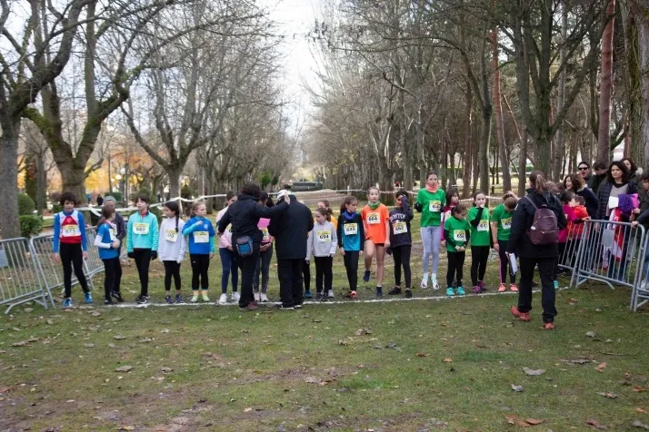 Im&aacute;genes: cientos de escolares en el cross Alameda de Cervantes