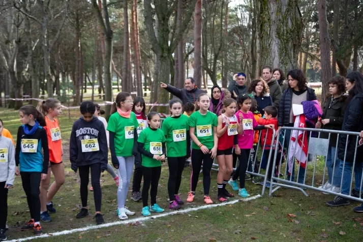 Im&aacute;genes: cientos de escolares en el cross Alameda de Cervantes