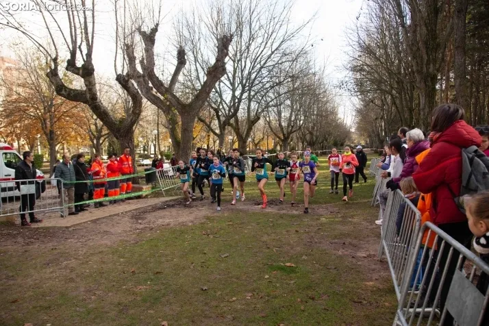 Im&aacute;genes: cientos de escolares en el cross Alameda de Cervantes