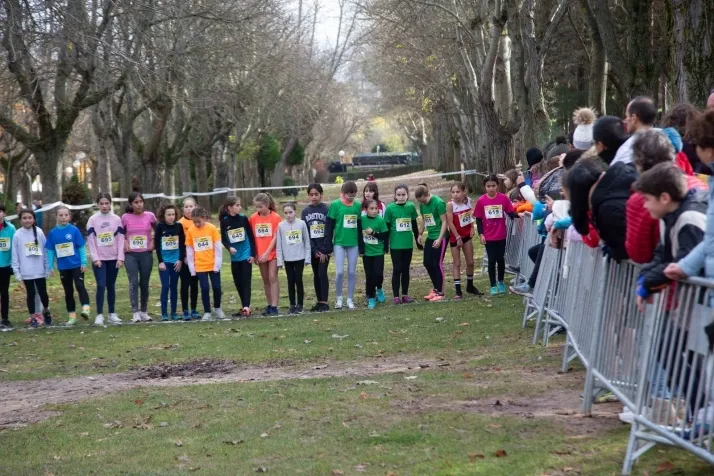 Im&aacute;genes: cientos de escolares en el cross Alameda de Cervantes