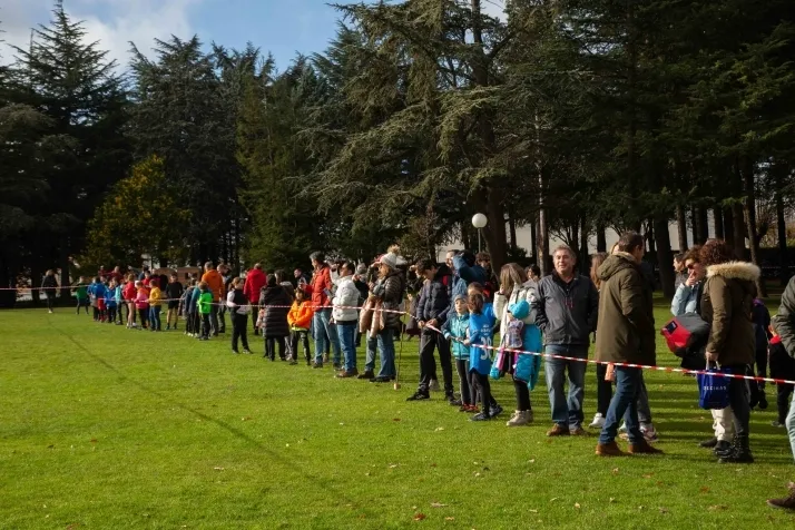 Im&aacute;genes: cientos de escolares en el cross Alameda de Cervantes