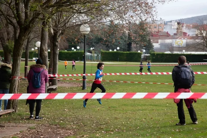 Im&aacute;genes: cientos de escolares en el cross Alameda de Cervantes