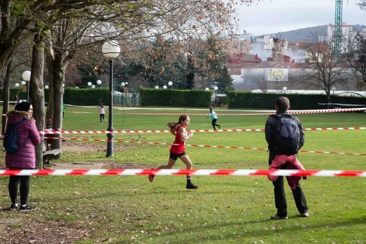 Im&aacute;genes: cientos de escolares en el cross Alameda de Cervantes