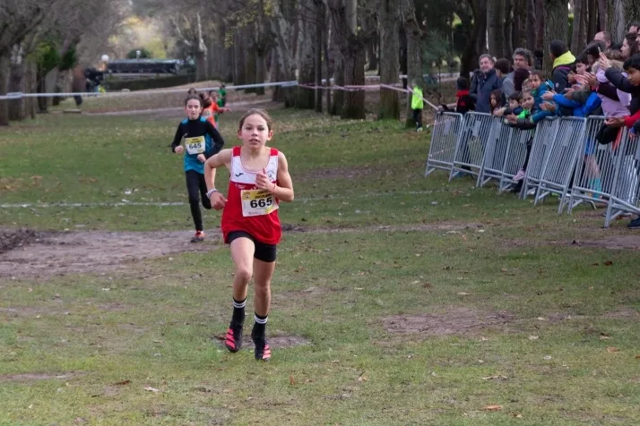 Im&aacute;genes: cientos de escolares en el cross Alameda de Cervantes