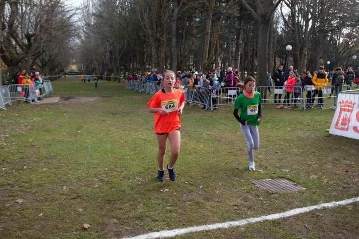 Im&aacute;genes: cientos de escolares en el cross Alameda de Cervantes
