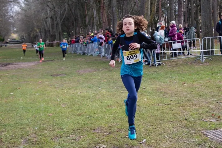 Im&aacute;genes: cientos de escolares en el cross Alameda de Cervantes