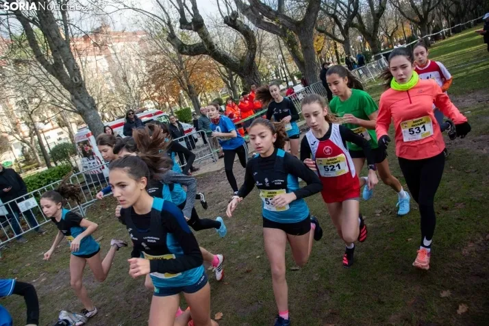 Im&aacute;genes: cientos de escolares en el cross Alameda de Cervantes
