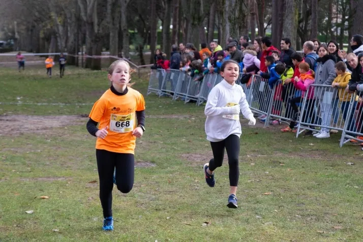 Im&aacute;genes: cientos de escolares en el cross Alameda de Cervantes
