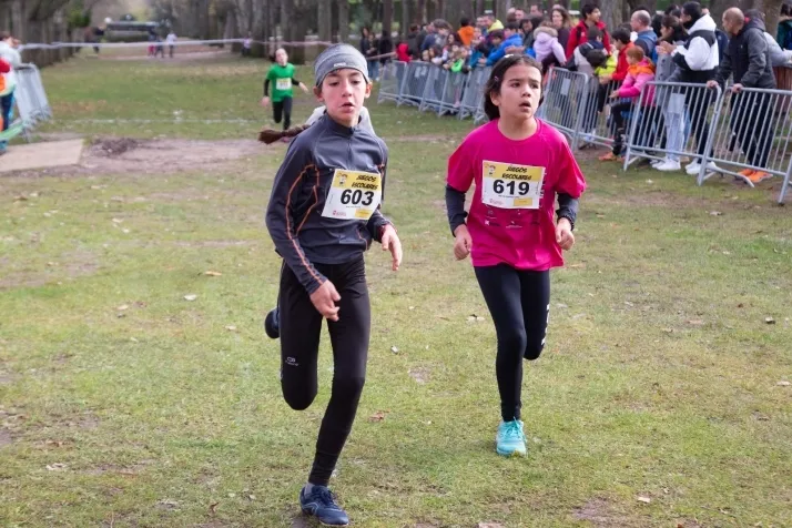 Im&aacute;genes: cientos de escolares en el cross Alameda de Cervantes