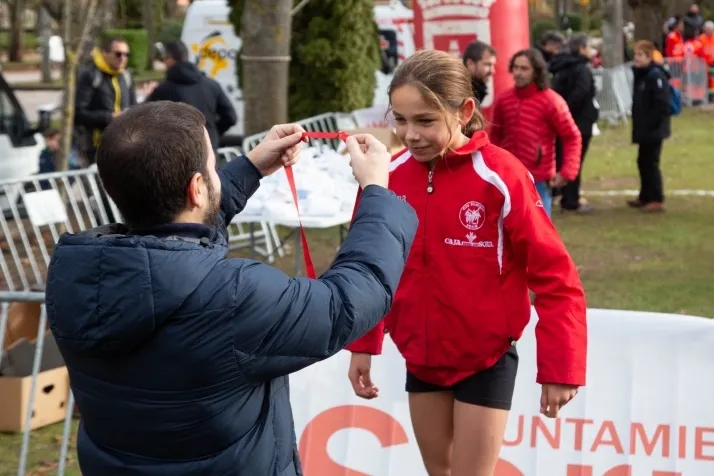 Im&aacute;genes: cientos de escolares en el cross Alameda de Cervantes